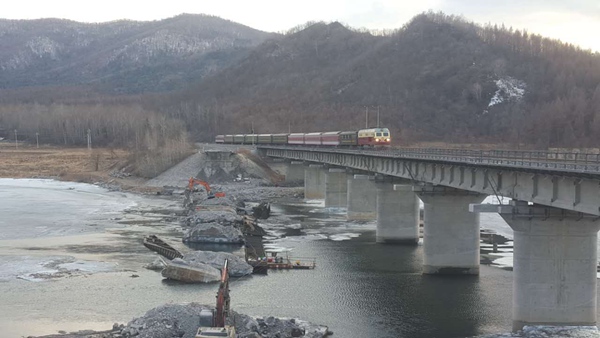 黑龙江绥佳线K275桥政治工程（水下钢桥梁切割）中铁22局。